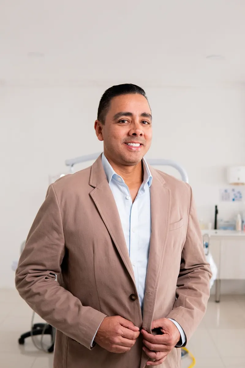 Dr. Jorge Adolfo Ramírez España en el consultorio de Cirumax