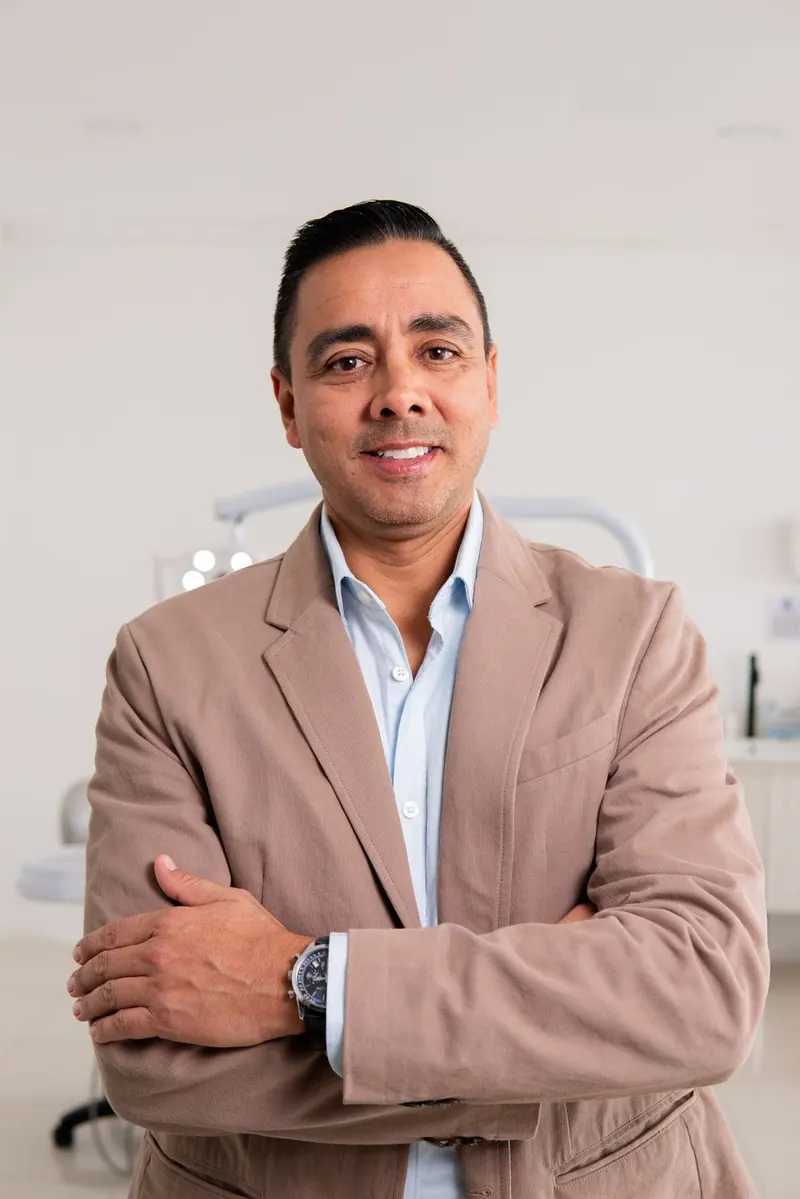 Dr. Jorge Adolfo Ramírez España, cirujano oral y maxilofacial, en el consultorio de Cirumax